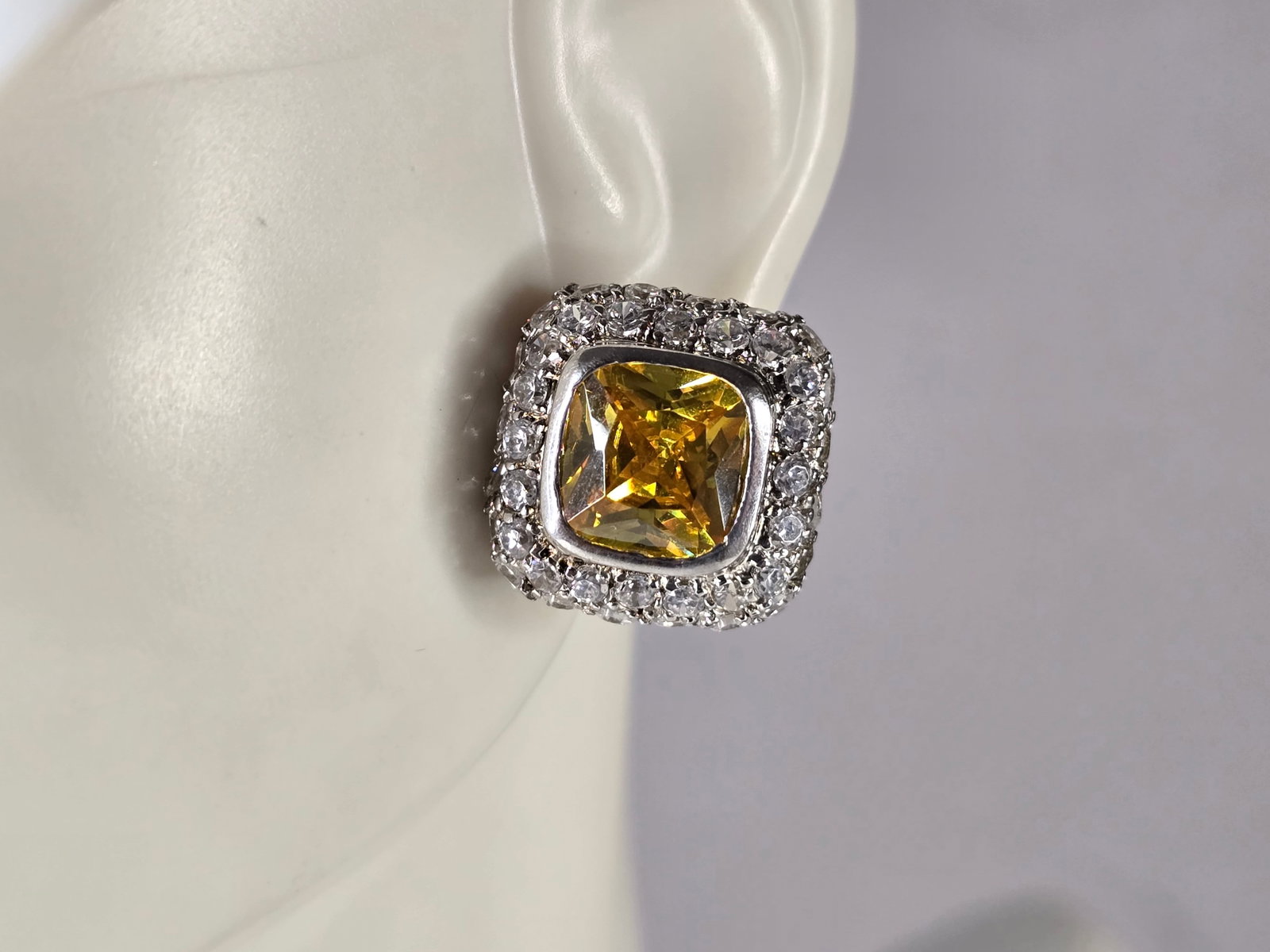 Womens Estate Sterling Silver Golden Beryl Earrings: A PAIR OF WOMENS ESTATE STERLING SILVER GOLDEN BERYL COLORED EARRINGS. EARRINGS WEIGH 9.8g, AND MEASURE 5/8" LONG BY 5/8" WIDE. NOT SURE IF STONES ARE NATURAL OR MAN MADE. ANY QUESTIONS, PLEASE DO NOT