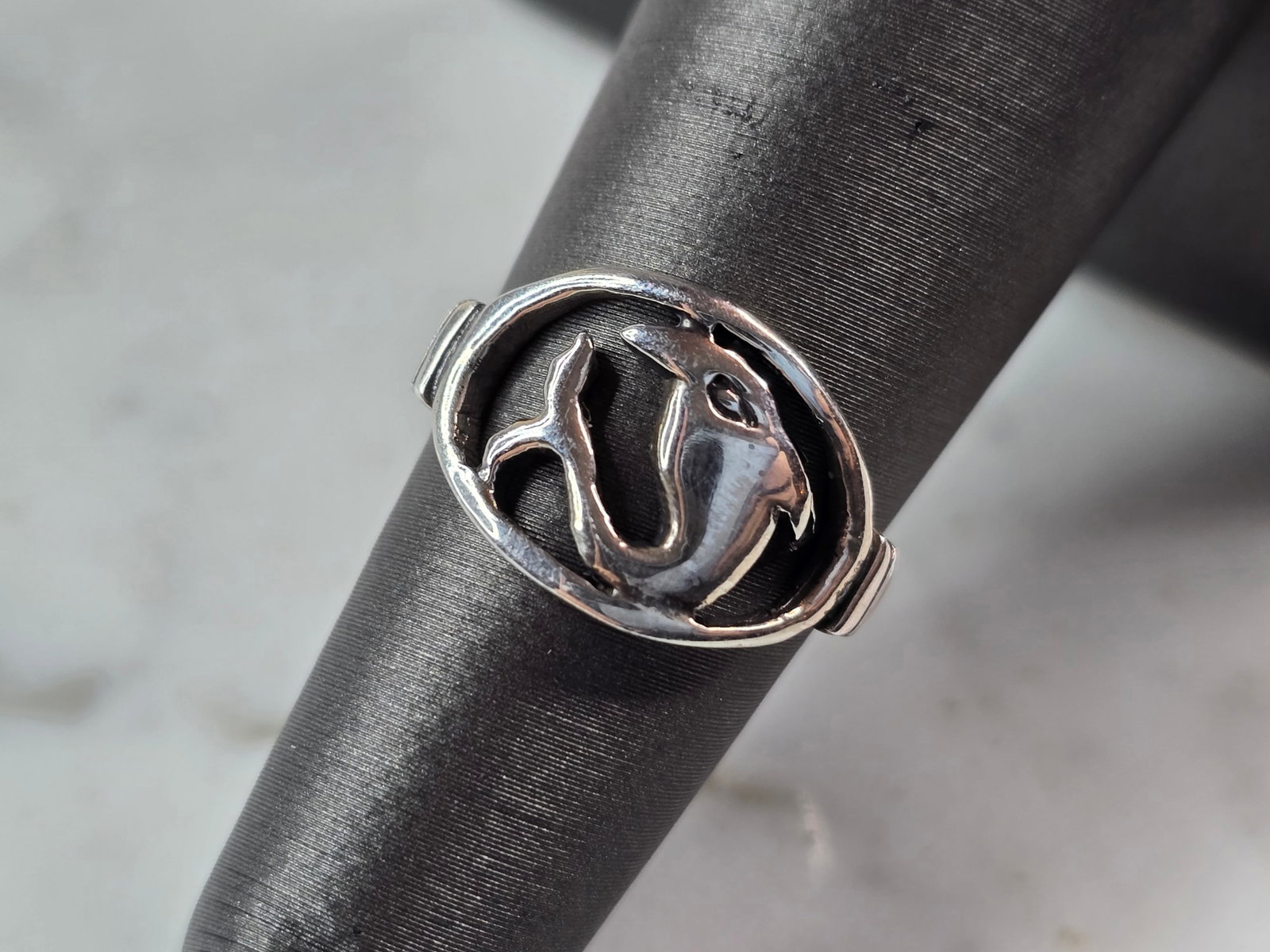 Womens Vintage Estate Sterling Silver Dolphin Ring: A WOMENS VINTAGE ESTATE STERLING SILVER DOLPHIN RING. THE TOTAL WEIGHT IS 2.6g, AND IS A SIZE 5.5. THIS RING WOULD MAKE A GREAT GIFT FOR SOMEONE SPECIAL. ANY QUESTIONS PLEASE DONT HESITATE TO ASK. BE 