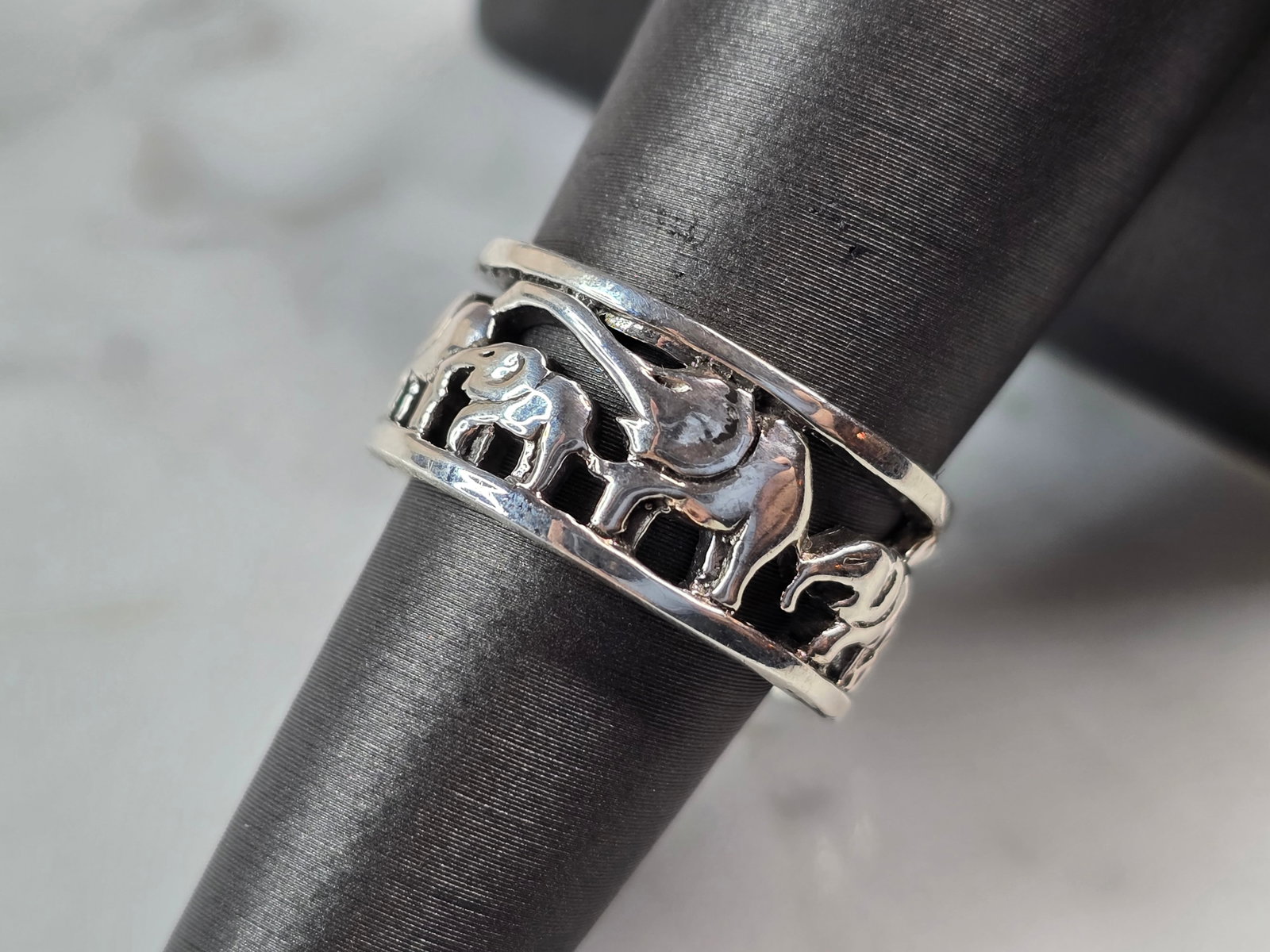 Womens Vintage Estate Sterling Silver Elephant Band Ring: A WOMENS VINTAGE ESTATE STERLING SILVER ELEPHANT RING. THE SIZE OF THE RING IS A 7.0, AND WEIGHS 6.8g. THE WIDTH OF THE RING IS 3/8". ANY QUESTIONS, PLEASE DO NOT HESITATE TO ASK. THIS MAKES A LOVELY 