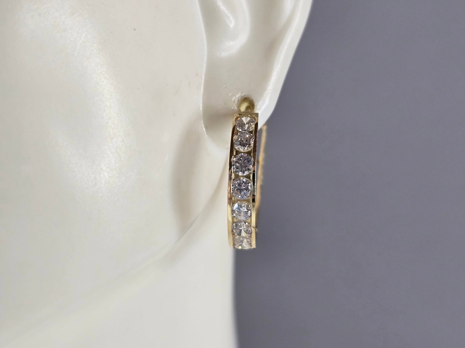 Womens Vintage Estate 14K Yellow Gold CZ Hoop Earrings: A LOVELY PAIR OF WOMENS 14K YELLOW GOLD CZ HOOP EARRINGS . THE EARRINGS WEIGH 2.7g, AND MEASURE 3/4" IN DIAMETER BY 1/8". ANY QUESTIONS, PLEASE DON'T HESITATE TO ASK. BE SURE TO CHECK OUT SOME OF MY O