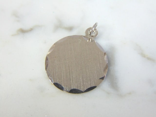 Womens Vintage Estate Sterling Silver Charm: A WOMENS VINTAGE ESTATE STERLING SILVER CHARM. CHARM WEIGHS 1.9g AND MEASURES 1 1/8" LONG BY 3/4" WIDE. MAKES A GREAT GIFT FOR THAT SOMEONE SPECIAL. ANY QUESTIONS, PLEASE ASK. BE SURE TO CHECK OUT OUR