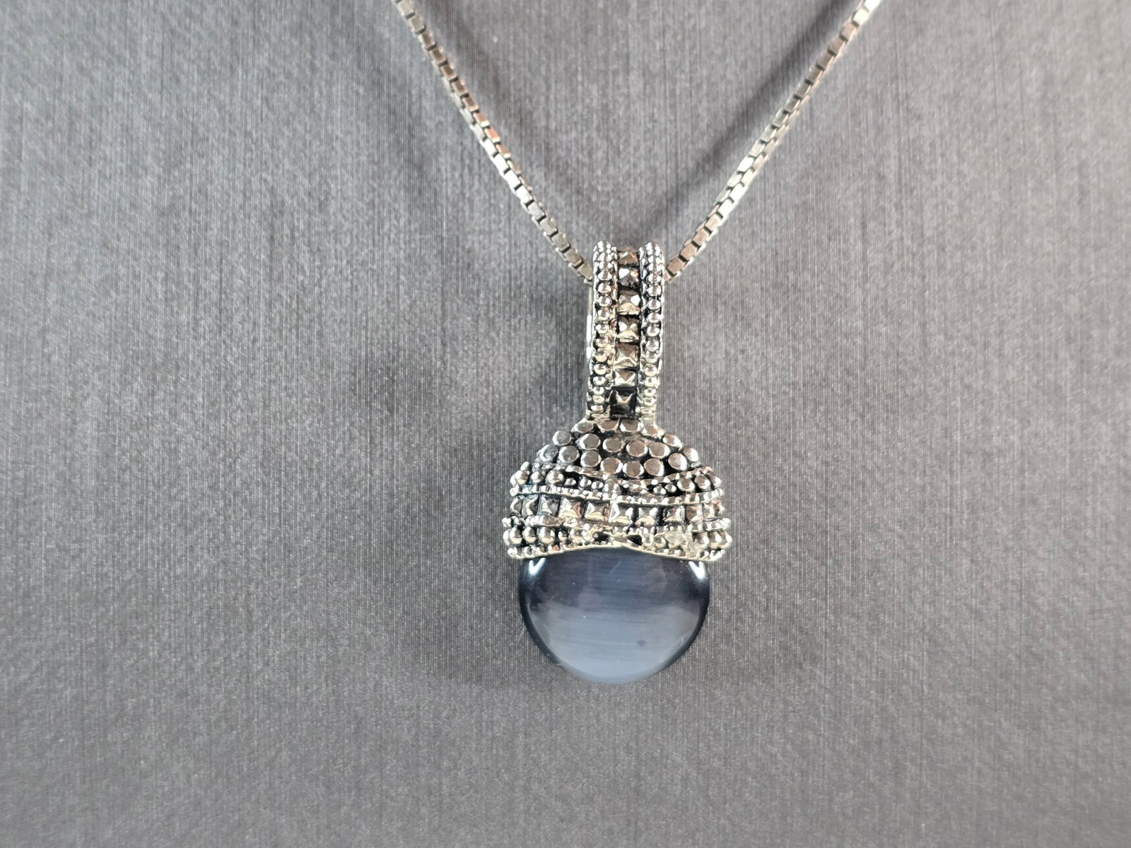 Womens Estate Sterling Silver Modernist Pendant & Necklace: A BEAUTIFUL WOMEN'S ESTATE STERLING SILVER MODERNIST PENDANT AND NECKLACE. THE PENDANT MEASURES 1 1/4" BY 5/8" WIDE, AND THE NECKLACE MEASURES 20". TOTAL WEIGHT IS 12.7g. WOULD MAKE A GREAT GIFT FOR T