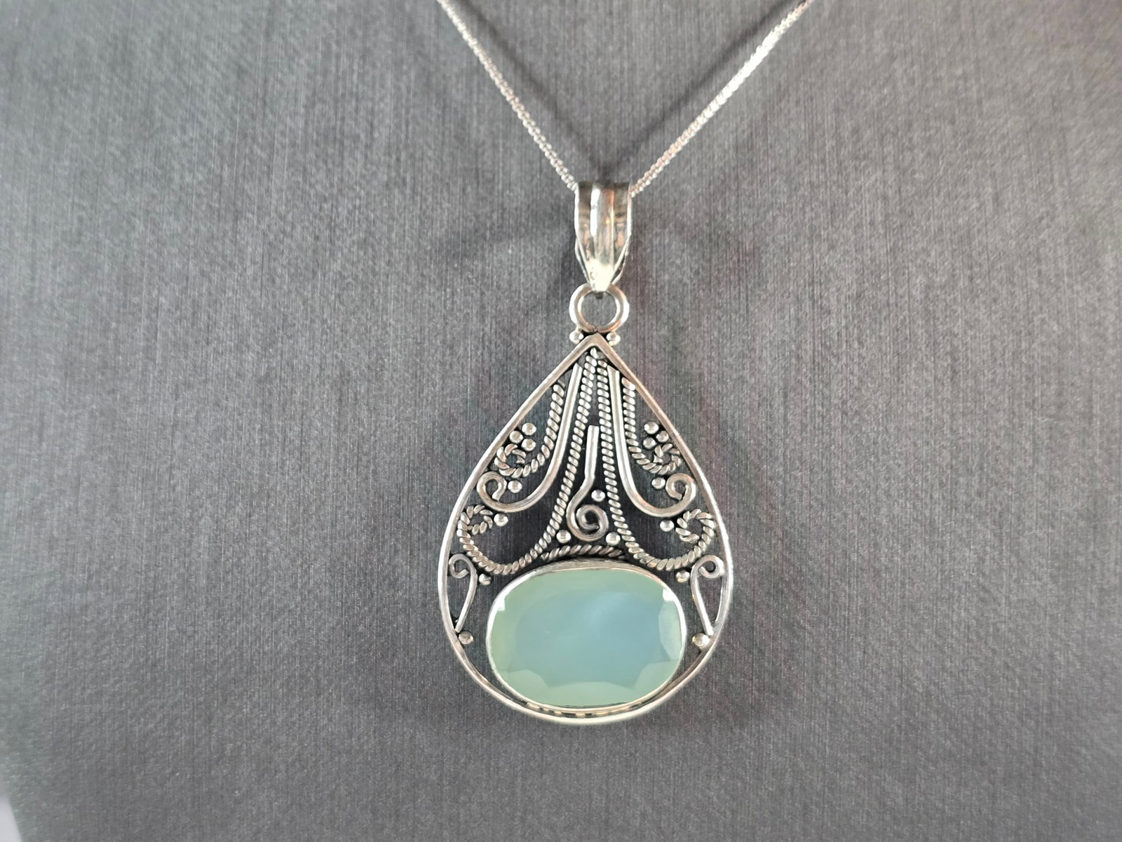 Womens Vintage Estate Sterling Silver Chalcedony Necklace: A WOMENS VINTAGE ESTATE STERLING SILVER CHALCEDONY PENDANT WITH NECKLACE. TOGETHER THEY WEIGH 11.6g. PENDANT MEASURES 2 1/8" LONG BY 1 1/4" WIDE, AND NECKLACE MEASURES 18" LONG. MAKES A GREAT GIFT FOR