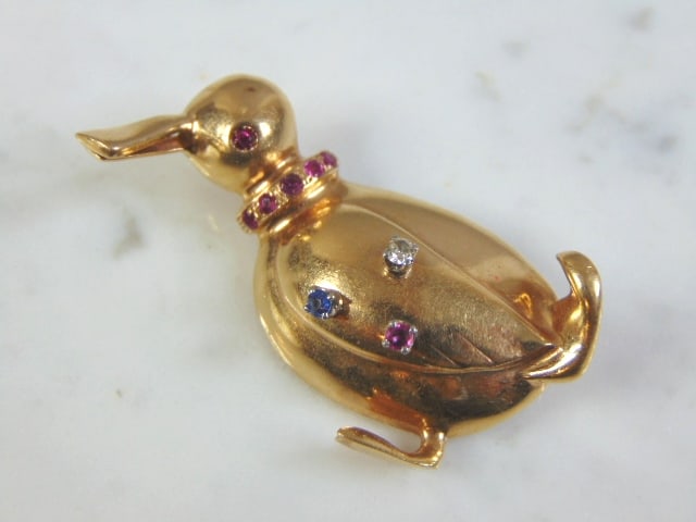 Womens Vintage Estate 14K Yellow Gold Duck Brooch w/ Gemstones: FOR SALE IS THIS LOVELY VINTAGE ESTATE 14K YELLOW GOLD DUCK BROOCH WITH GEMSTONES. I DO NOT KNOW WHAT THE EXACT SMALL ROUND GEMSTONES ARE, BUT THEY APPEAR TO BE 7 FUCHSIA; 1 CAPRIS BLUE, AND 1 CLEAR I