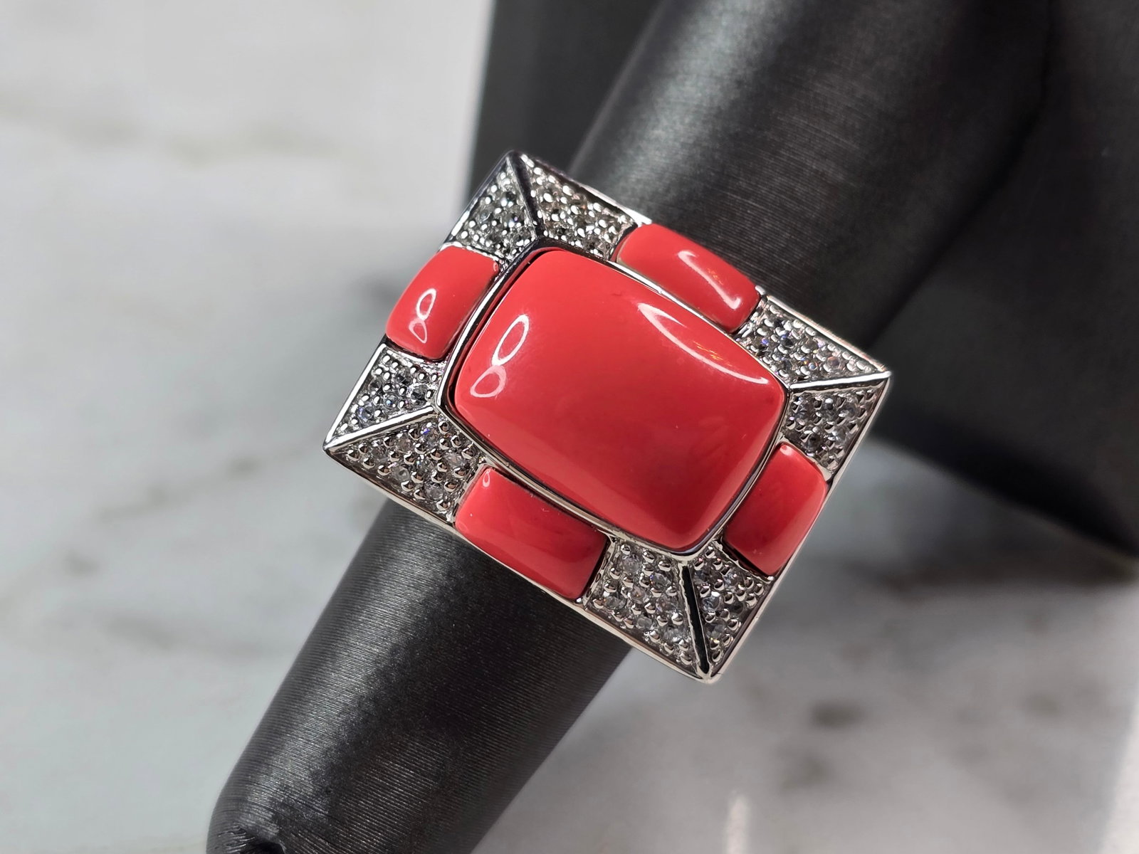 Womens Vintage Estate Sterling Silver Modernist Ring: A VWOMENS VINTAGE ESTATE STERLING SILVER MODERNIST RING. STONES ARE MAN MADE. THE TOTAL WEIGHT IS 12.0g, AND IS A SIZE 7.0. THE WIDTH OF THE RING IS 3/4". THIS RING WOULD MAKE A GREAT GIFT FOR SOMEONE