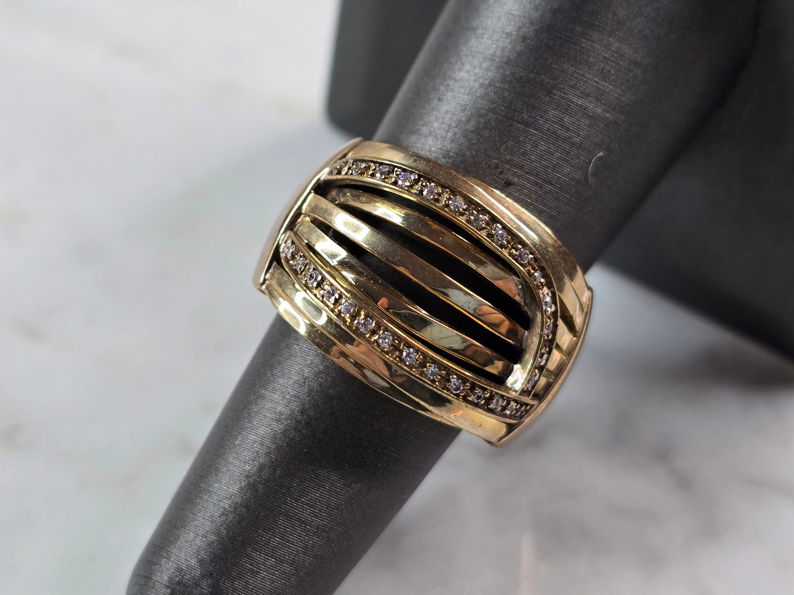 Womens Vintage Estate Sterling Silver Gold Tone CZ Ring: A WOMENS VINTAGE ESTATE STERLING SILVER GOLD TONE CZ RING THAT WEIGHS 10.7g. THE RING IS A SIZE 7.25. THE WIDTH OF THE RING IS 5/8". THIS WOULD MAKE A NICE GIFT FOR THAT SOMEONE SPECIAL. ANY QUESTIONS