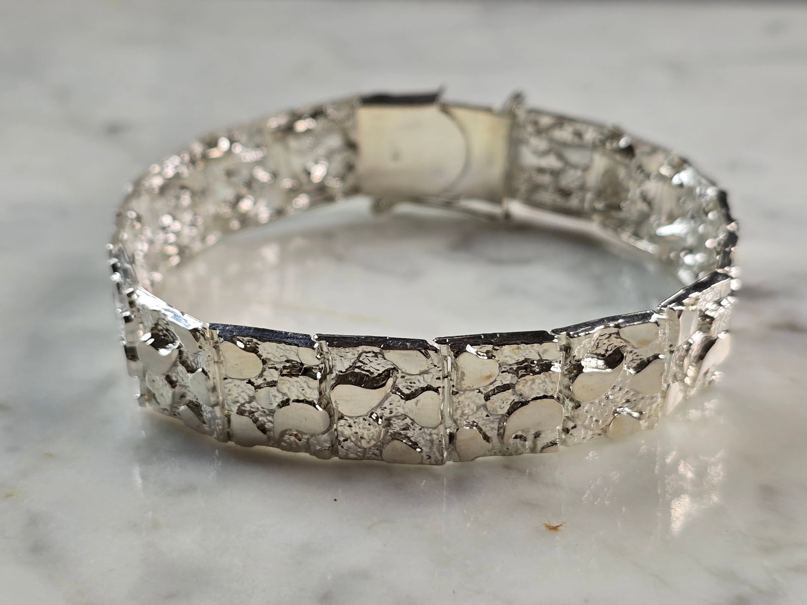 Mens Sterling Silver Nugget Bracelet: A MENS STERLING SILVER NUGGET BRACELET. THE BRACELET MEASURES 8 1/8" LONG BY 1/2" WIDE AND WEIGHS 28.7g. WOULD MAKE A GREAT GIFT FOR THAT SPECIAL SOMEONE. ANY QUESTIONS PLEASE DO NOT HESITATE TO ASK. 