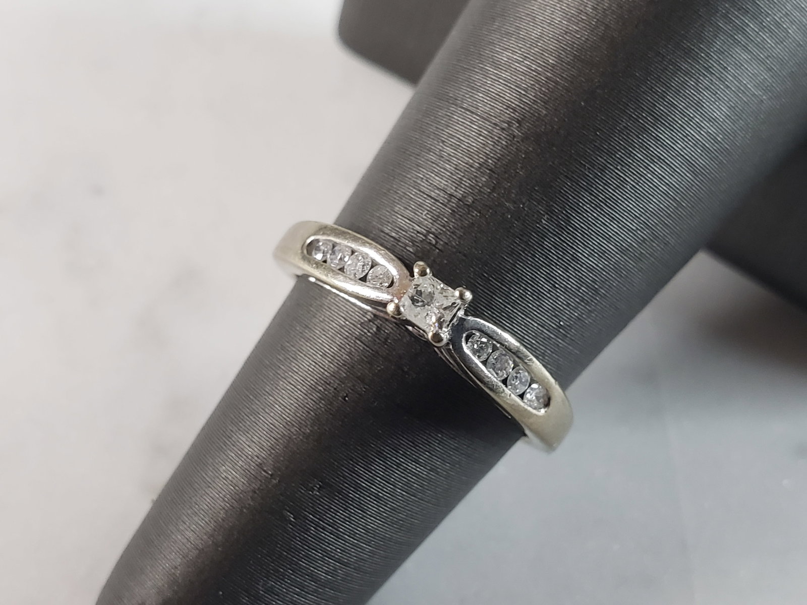 Womens Vintage Estate 10K White Gold Ring Diamond Ring: A WOMEN'S VINTAGE ESTATE 10K WHITE GOLD DIAMOND ANNIVERSARY RING WITH ABOUT .34cts OF DIAMONDS. THE RING IS A SIZE 5.5, AND WEIGHS 2.4g. THIS IS A BEAUTIFUL GIFT FOR THAT SOMEONE SPECIAL. ANY OTHER QU