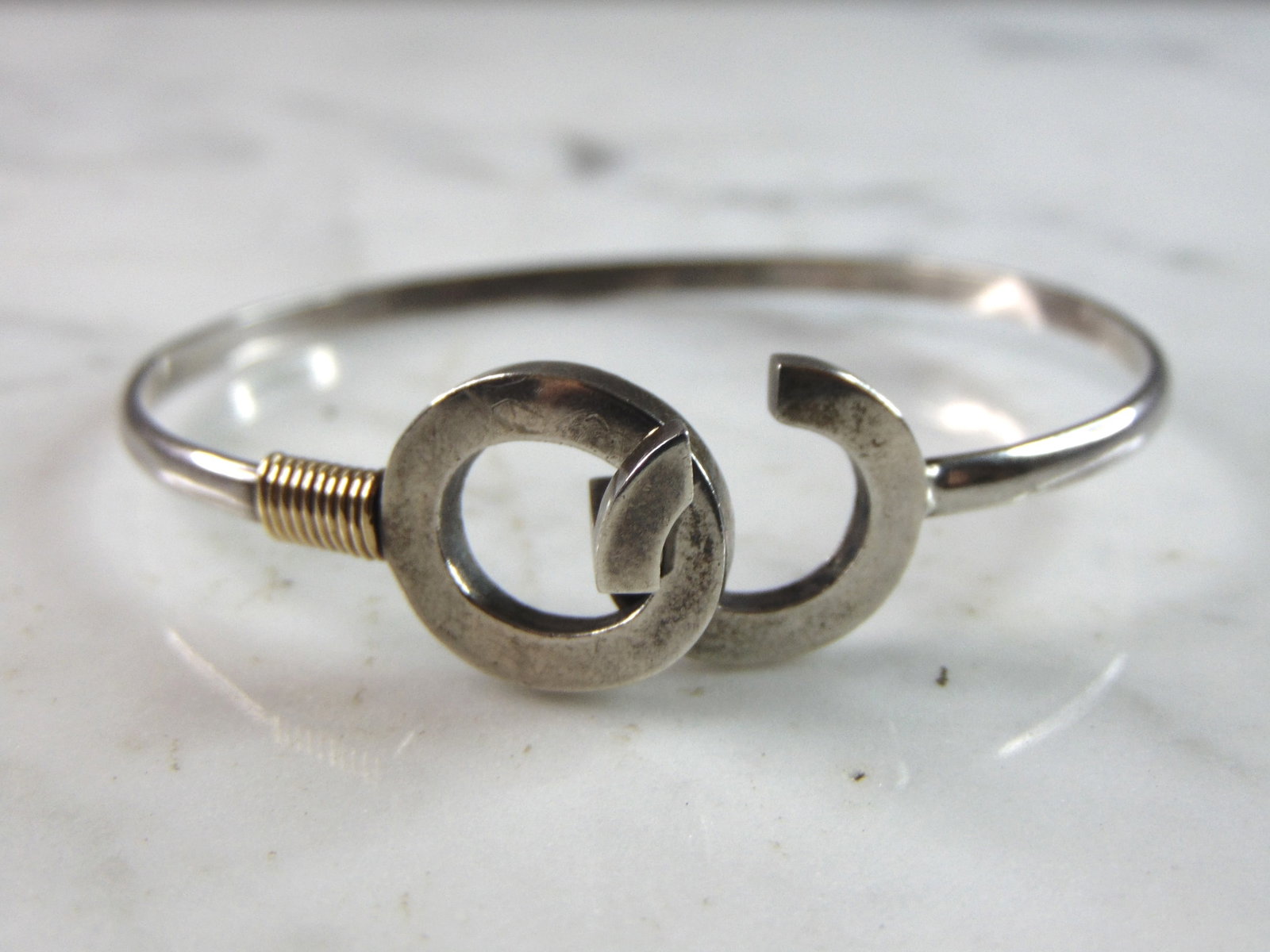 Womens Vintage Estate Sterling Silver Modernist Cuff Bracelet: A LOVELY VINTAGE ESTATE STERLING SILVER MODERNIST CUFF BRACELET. BRACELET MEASURES 6 1/2" IN CIRCUMFERENCE (WHEN CLOSED) BY 1/8" WIDE AND WEIGHS 11.9g. BRACELET HAS A SMALL SECTION THAT IS 14K GOLD. T