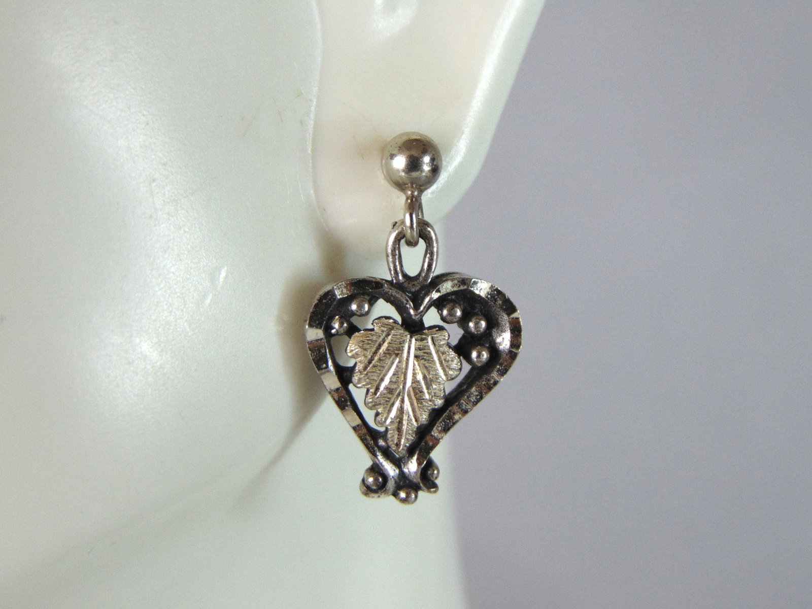 Womens Vintage Estate Sterling Silver Heart Earrings: A PAIR OF WOMEN'S FINE STERLING SILVER HEART EARRINGS. THE EARRINGS WEIGH 4.1g. AND MEASURES 7/8" IN LENGTH BY 1/2" IN WIDTH. CONDITION IS VERY NICE. THEY WOULD MAKE A LOVELY GIFT FOR THAT SOMEONE SPE