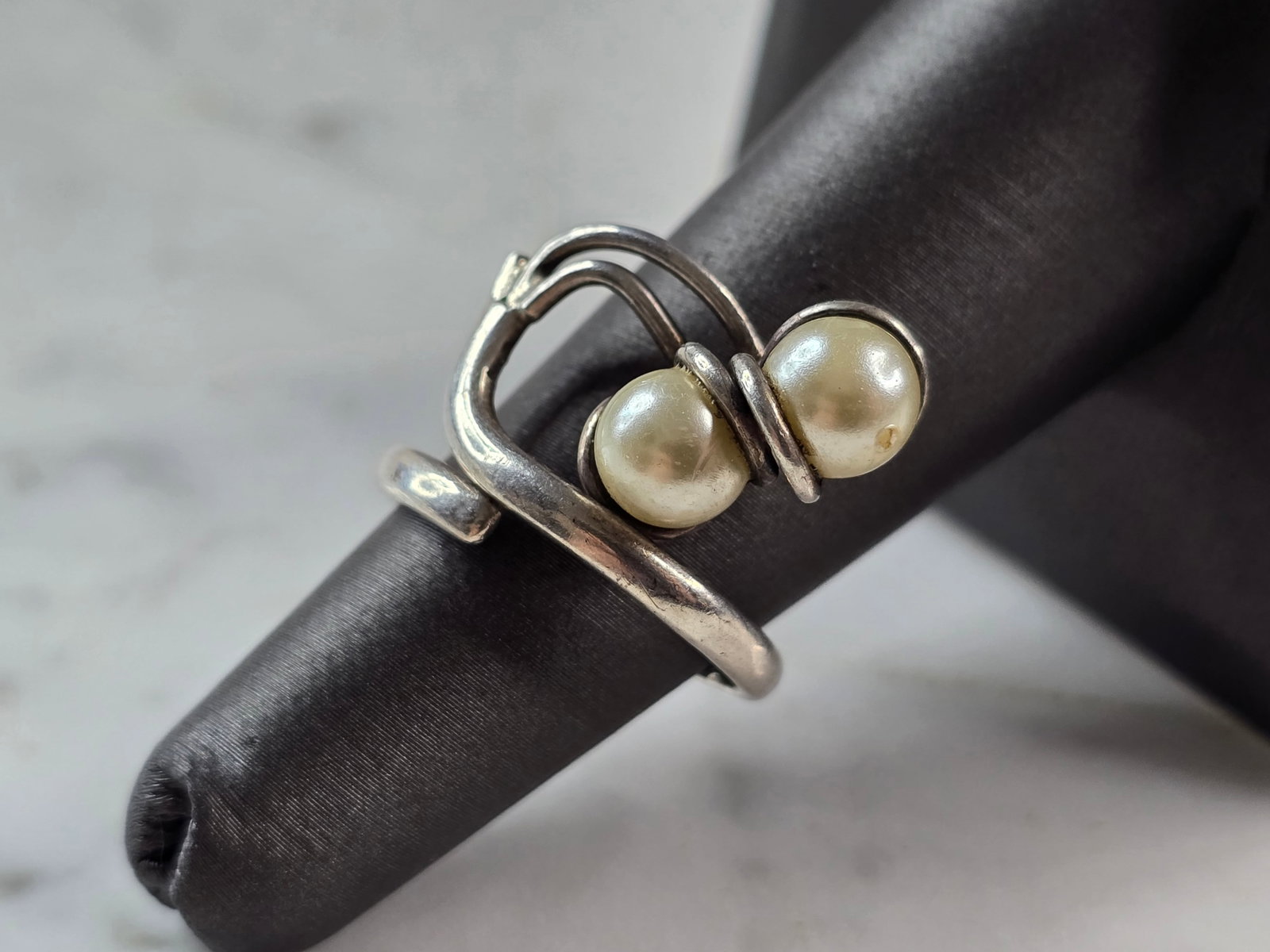 Womens Vintage Estate Sterling Silver Modernist Faux Pearl Ring: A WOMENS VINTAGE ESTATE STERLING SILVER MODERNIST FAUX PEARL RING. RING WEIGHS 4.1g AND IS A SIZE 7.25. THE LENGHT OF THE RING IS 3/4". THIS WOULD MAKE A NICE GIFT FOR THAT SOMEONE SPECIAL. ANY QUESTI