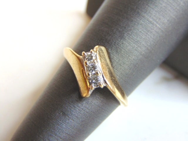 Womens Vintage Estate 10K Yellow Gold Diamond Ring: FOR SALE IS THIS WONDERFUL WOMEN'S 10K YELLOW GOLD RING WITH 3 DIAMONDS (TOTAL CT WEIGHT IS .15). THE RING WEIGHS 2.2g. THE SIZE OF THE RING IS 5.75. THIS MAKES A GREAT GIFT FOR THAT SOMEONE SPECIAL. 