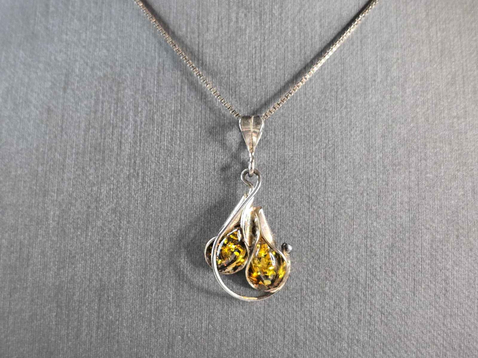 Womens Estate Sterling Silver Modernist Citrine ? Pendant Necklace: A WOMENS VINTAGE ESTATE STERLING SILVER MODERNIST PENDANT WITH NECKLACE. THE PENDANT MEASURES 1 1/4" BY 5/8". THE NECKLACE MEASURES 18" LONG. TOGETHER THEY WEIGH 5.1g. NOT SURE IF THE STONES ARE NATUR