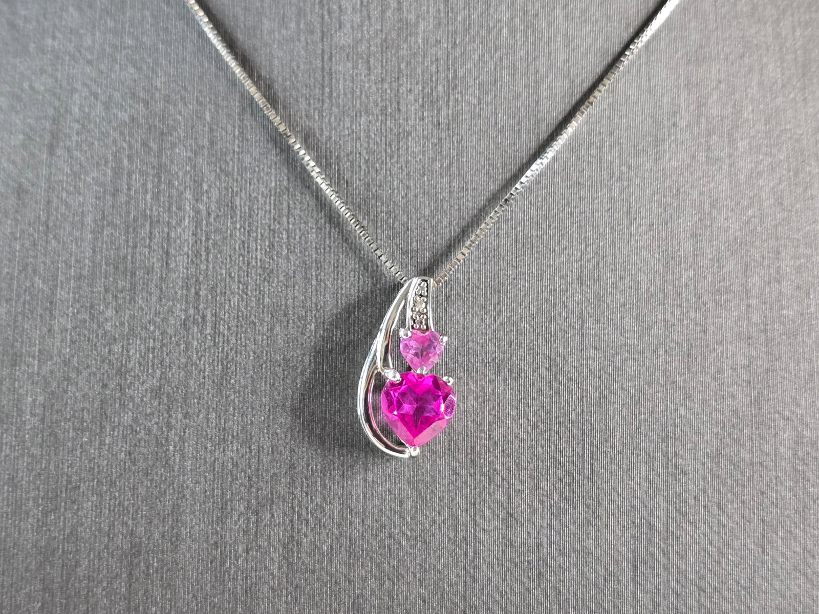 Womens Vintage Estate Sterling Silver Heart Pendant W/ Necklace: A BEAUTIFUL WOMENS VINTAGE ESTATE STERLING SILVER MODERNIST HEART PENDANT WITH NECKLACE . THE PENDANT MEASURES 5/8" BY 5/16". NECKLACE MEASURES 18 1/2" AND TOGETHER THEY WEIGH 2.9g. WOULD MAKE A GREAT