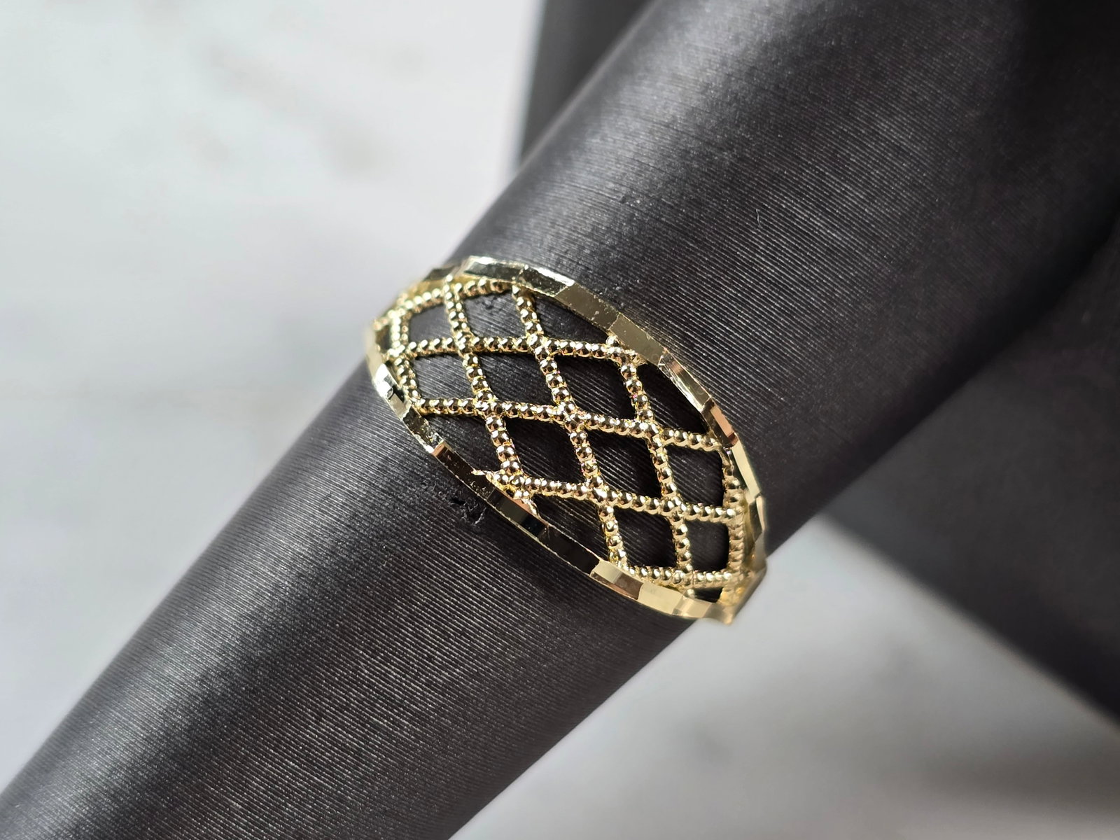 Womens 10K Yellow Gold Modernist Filigree Ring: A WOMENS 10K YELLOW GOLD MODERNIST FILIGREE RING. THE RING IS A SIZE 9.0 AND WEIGHS 1.0g. THE WIDTH OF THE RING IS 3/8". THE RING MAKES A LOVELY GIFT FOR THAT SOMEONE SPECIAL. ANY QUESTIONS, PLEASE AS