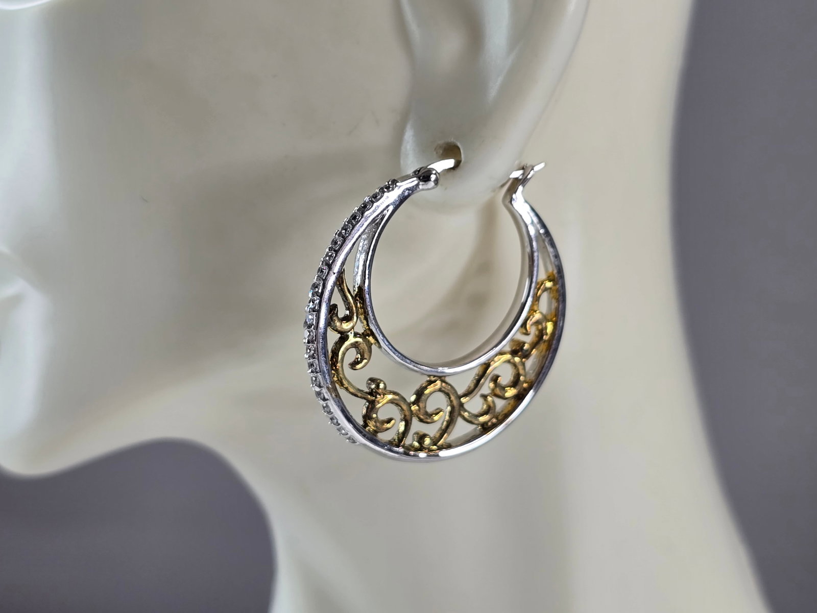 Womens Estate Sterling Silver Gold Tone Hoop Modernist Earrings: A PAIR OF WOMENS STERLING SILVER GOLD TONE MODERNIST HOOP EARRINGS. EARRINGS WEIGH 10.8g AND MEASURES 1 1/4" BY 1 1/8" . ANY QUESTIONS, PLEASE DO NOT HESITATE TO ASK. BE SURE TO CHECK OUT SOME OF MY O