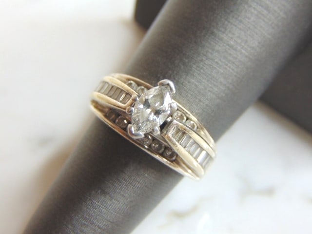 Womens Vintage 14k White Gold Marquise Diamond Ring: FOR SALE IS THIS EXQUISITE VINTAGE ESTATE 14K WHITE GOLD MARQUISE DIAMOND RING. THE RING WEIGHS 6.4g AND IS A SIZE 6.0. THE CARAT WEIGHT OF THE DIAMONDS ARE ABOUT 1.1cts. THE MARQUISE DIAMOND IS ABOUT