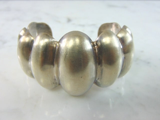 Womens Vintage Sterling Silver Modernist Cuff Bracelet: A WONDERFUL WOMENS VINTAGE ESTATE STERLING SILVER MODERNIST CUFF BRACELET. THE BRACELET WEIGHS 52.1g AND IS ABOUT 1 1/2" WIDE. THE CIRCUMFERENCE WITH THE GAP IS 5 1/2". ANY QUESTIONS PLEASE DO NOT HES