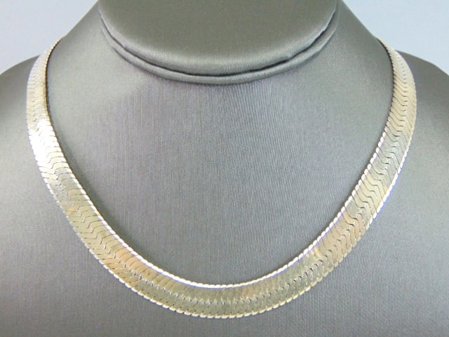 Womens Sterling Silver Italian Herringbone Necklace: A LOVELY VINTAGE ESTATE STERLING SILVER HERRINGBONE NECKLACE THAT WAS MADE IN ITALY. THE NECKLACE MEASURES 20 1/8" LONG BY 1/2" WIDE, AND WEIGHS 43.1g. WOULD MAKE A GREAT GIFT FOR THAT SPECIAL SOMEONE