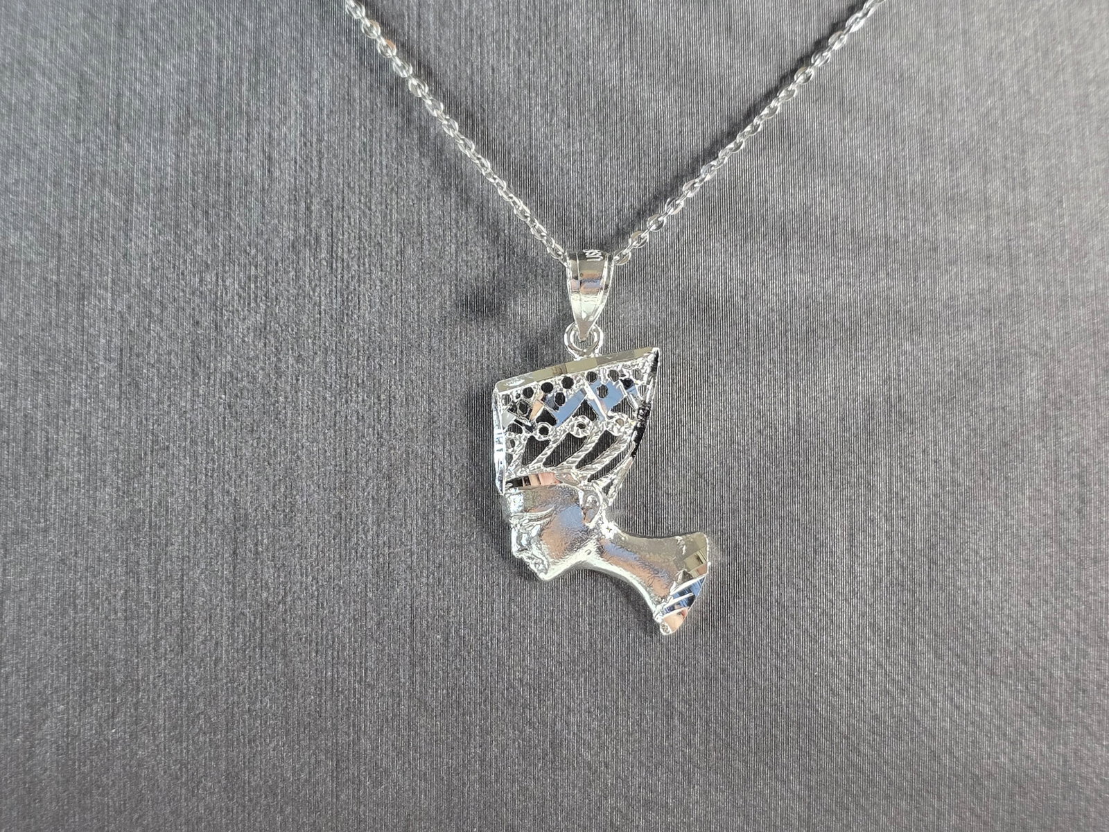 Womens Sterling Silver Queen Nefertiti Pendant Necklace: A WOMENS STERLING SILVER QUEEN NEFERTITI PENDANT WITH NECKLACE. THE PENDANT AND NECKLACE WEIGHS 3.0g THE PENDANT MEASURES 1 1/8" LONG BY 5/8" WIDE. THE NECKLACE MEASURES 18" LONG AND IS ADJUSTABLE TO 