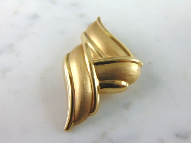 Womens Vintage Estate 14K Yellow Gold Modernist Brooch: FOR SALE IS THIS LOVELY VINTAGE ESTATE 14K YELLOW GOLD MODERNIST BROOCH. THE TOTAL WEIGHT OF THE BROOCH IS 5.2g, AND MEASURES 1 3/4" LONG BY 1 1/4" WIDE. THE BROOCH MAKES A GREAT GIFT FOR THAT SPECIAL