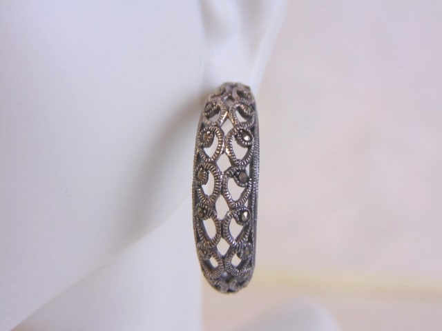 Womens Vintage Estate Sterling Silver Earrings: A PAIR OF WOMENS STERLING SILVER EARRINGS. EARRINGS WEIGH 8.3g AND MEASURES 1 3/8" LONG BY 3/8" WIDE. ANY OTHER QUESTIONS, PLEASE DO NOT HESITATE TO ASK. BE SURE TO CHECK OUT SOME OF MY OTHER GREAT IT