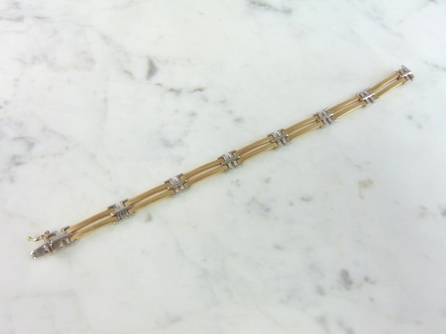 Mens or Womens Vintage Estate 14K Gold Bracelet: FOR SALE IS A LOVELY VINTAGE ESTATE 14K YELLOW & WHITE GOLD BRACELET, THAT WEIGHS 20.6g. THE BRACELET MEASURES 8 1/4" LONG BY 3/8" WIDE. MAKES A GREAT GIFT FOR THAT SPECIAL SOMEONE. IF ANY OTHER QUEST