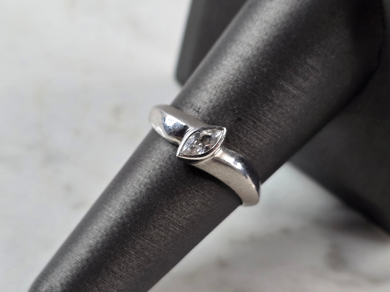 Womens Sterling Silver Ring w/ Marquise Cut Stone: A WOMENS VINTAGE ESTATE STERLING SILVER RING WITH A MATTE FINISH THAT HAS A MARQUISE CUT STONE. THE RING SIZE IS 6.75 AND WEIGHS 2.5g. THE WIDTH OF THE RING IS 3/8". ANY QUESTIONS PLEASE DONT HESITATE