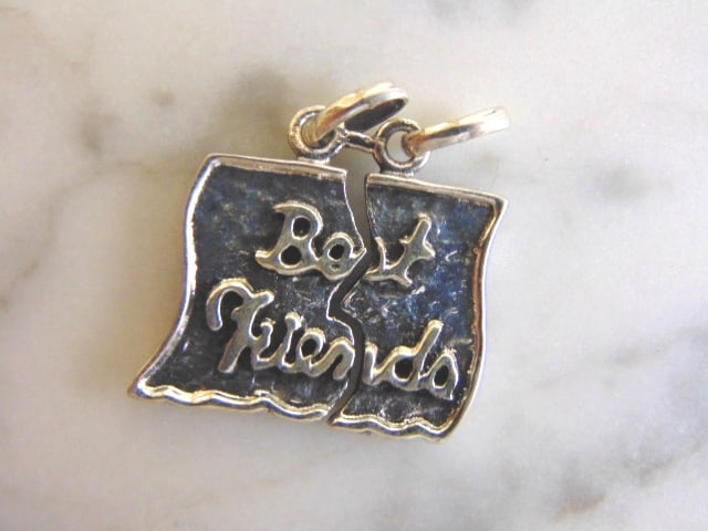 Womens Vintage Sterling Silver BEST FRIEND Pendant: FOR SALE IS THIS LOVELY VINTAGE STERLING SILVER "BEST FRIEND" PENDANT. THE PENDANT WEIGHS 3.9g AND MEASURES 1" IN LENGTH BY 7/8" IN WIDTH. WOULD MAKE A GREAT GIFT FOR SOMEONE SPECIAL. ANY QUESTIONS, P