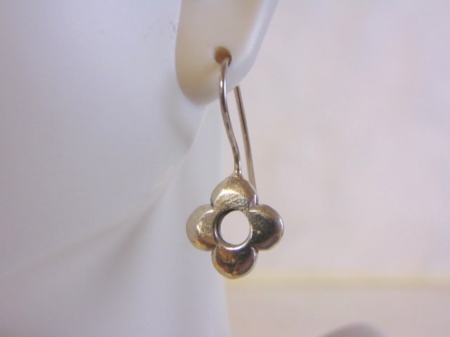 Womens Vintage Estate Sterling Silver Flower Earrings: A PAIR OF WOMENS VINTAGE ESTATE STERLING SILVER FLOWER EARRINGS. THE EARRINGS WEIGH 5.4g. AND MEASURE 1 1/8" LONG BY 1/2" WIDE. THIS MAKES A LOVELY GIFT FOR THAT SOMEONE SPECIAL. IF ANY QUESTIONS, PLE