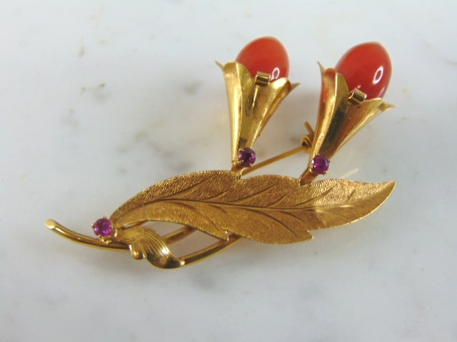 Womens Vintage Estate 14K Yellow Gold Flower Brooch: FOR SALE IS THIS LOVELY VINTAGE ESTATE 14K YELLOW GOLD FLOWER BROOCH WITH WHAT APPEARS TO BE AMETHYST AND CARNELIAN. NOT SURE IF THE STONES ARE NATURAL OR MAN MADE. THE BROOCH MEASURES 2 1/4" LONG BY 