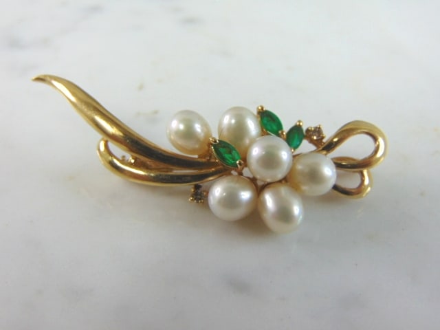 Womens Vintage Estate 14K Yellow Gold Brooch: FOR SALE IS THIS LOVELY VINTAGE ESTATE 14K YELLOW GOLD EMERALD AND PEARL BROOCH. NOT SURE IF THE STONES ARE NATURAL OR MAN MADE. THE BROOCH MEASURES 2 1/4" LONG BY 3/4" WIDE, AND WEIGHS 7.5g. WOULD MA