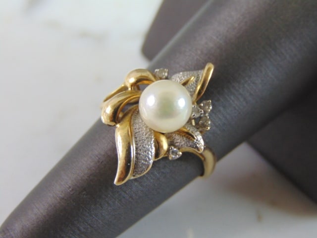Womens Vintage Estate 14K Gold Pearl & Diamond Ring: A LOVELY, WOMENS VINTAGE 14K GOLD RING WITH WHAT APPEARS TO BE A PEARL ACCENTED WITH FIVE TINY DIAMOND CHIPS. NOT 100% SURE IF THE PEARL IS REAL OR NOT. THE DIAMONDS ARE REAL, ABOUT .05cts. THE RING I