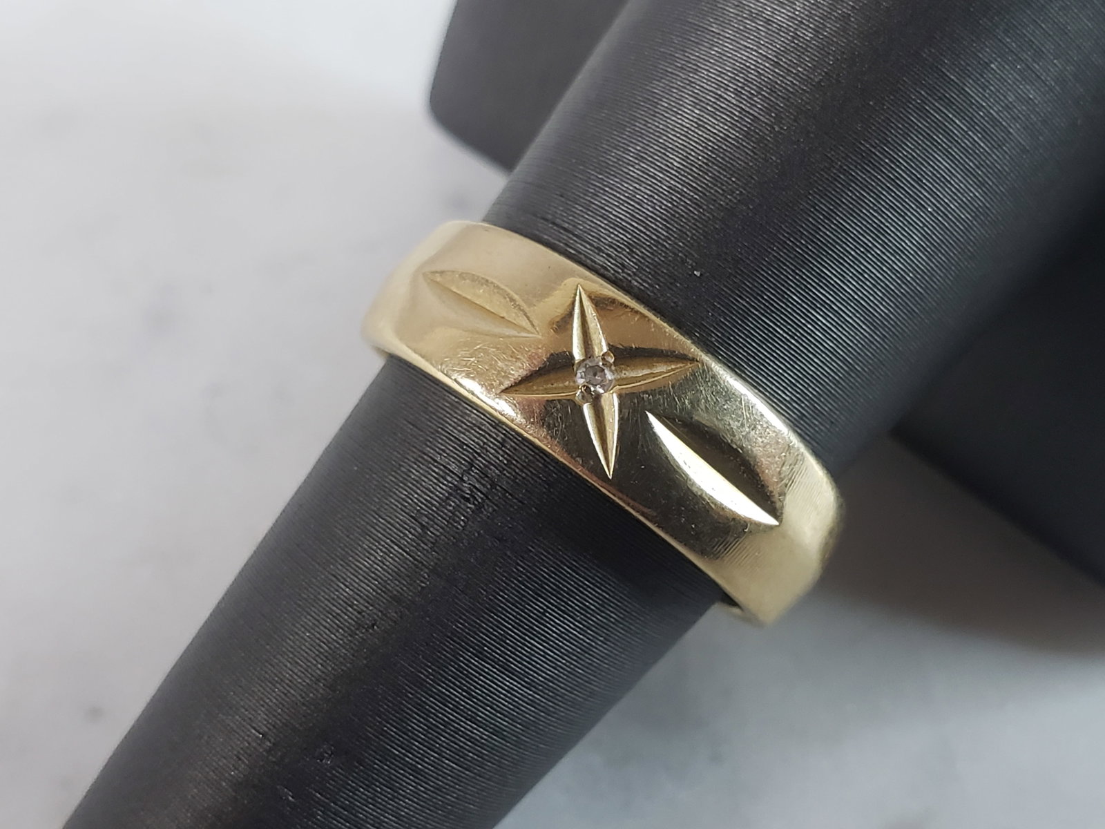 Mens Vintage Estate 14K Yellow Gold Diamond Ring: FOR SALE IS THIS MENS VINTAGE ESTATE 14K YELLOW GOLD DIAMOND RING. THE RING IS A SIZE 7.75 AND WEIGHS 5.3g. THE DIAMOND IS ABOUT .01cts. RING IS STAMPED "14K, ARTCARVED". THE RING MAKES A LOVELY GIFT 