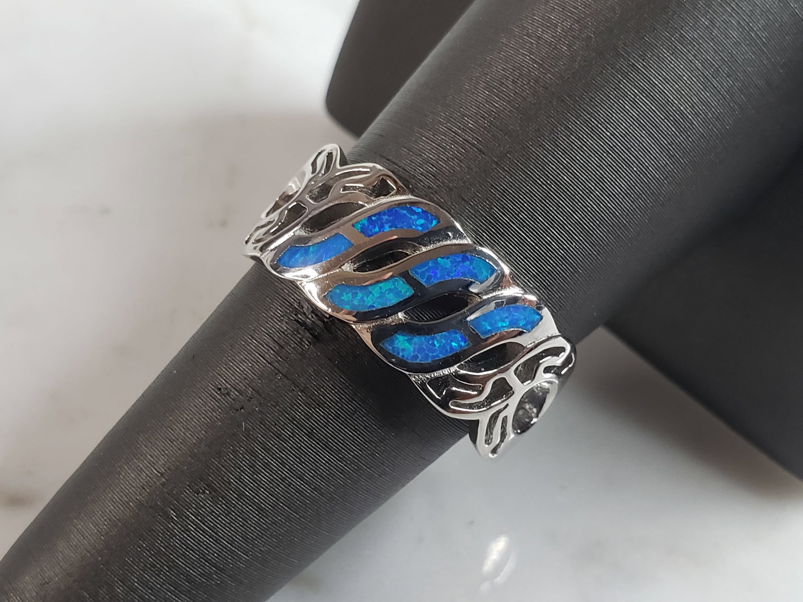 Womens Sterling Silver Modernist Blue Opal Ring: A WOMENS STERLING SILVER MODERNIST OPAL RING. THE RING IS A SIZE 7.0 AND WEIGHS 4.6g. THE RING MAKES A BEAUTIFUL GIFT FOR THAT SOMEONE SPECIAL. ANY QUESTIONS, PLEASE ASK. BE SURE TO CHECK OUT SOME OF 