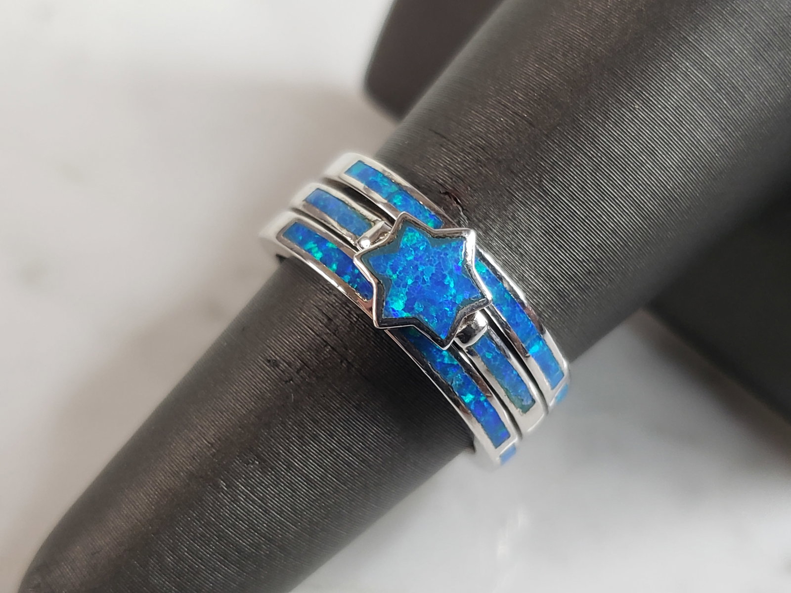 Womens Sterling Silver Modernist Blue Opal Ring: A WOMENS STERLING SILVER MODERNIST OPAL STAR RING. THE RING IS A SIZE 6.75 AND WEIGHS 6.8g. THE RING MAKES A BEAUTIFUL GIFT FOR THAT SOMEONE SPECIAL. ANY OTHER QUESTIONS, PLEASE ASK. BE SURE TO CHECK 