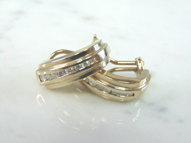 Pr Womens 14K Yellow Gold Infinity Knot Stud Earrings: A PAIR OF 14K WHITE GOLD DIAMOND EARRINGS THAT WEIGH 6.9g, AND MEASURE 3/4" LONG BY 1/4" WIDE. THERE ARE ABOUT .80cts WORTH OF DIAMONDS. COULD NOT FIND A MARK BUT THEY HAVE BEEN TESTED AND ARE GUARANT