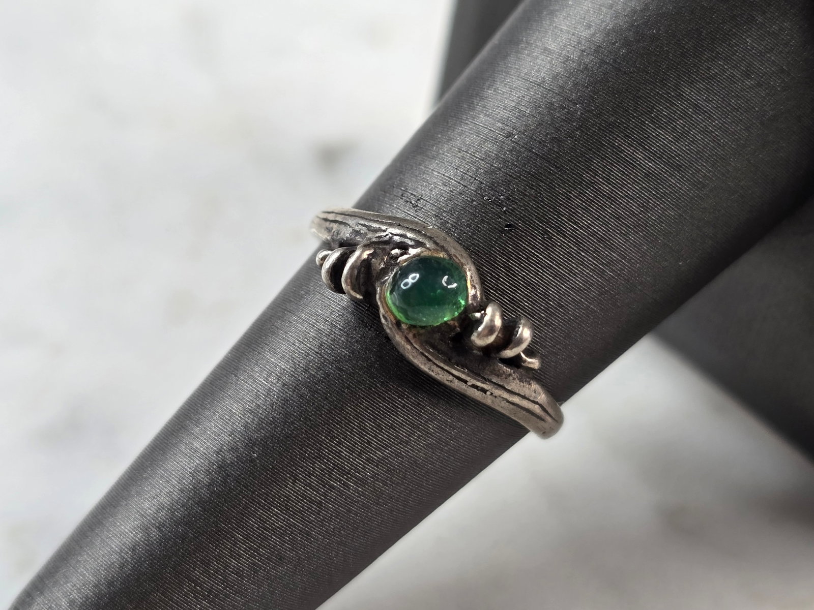 Womens Vintage Estate Sterling Silver Modernist Bead Ring: A LOVELY WOMENS VINTAGE ESTATE STERLING SILVER MODERNIST COLORED BEAD RING. RING SIZE IS 7.25 AND WEIGHS 2.1g. THE WIDTH OF THE RING IS 1/4". RING IS NOT MARKED BUT IT HAS BEN TESTED, AND IS GUARANTEE