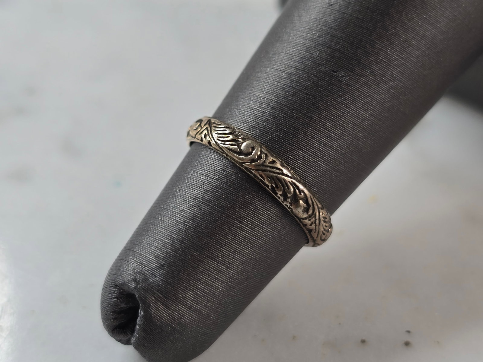 Womens Vintage Estate Sterling Silver Stackable Engraved Band Ring: A WOMENS VINTAGE ESTATE STERLING SILVER STACKABLE ENGRAVED BAND RING. THE RING WEIGHS 1.2g, AND IS A SIZE 4.0. THE WIDTH OF THE RING IS 1/8". ANY QUESTIONS PLEASE DO NOT HESITATE TO ASK. BE SURE TO CH