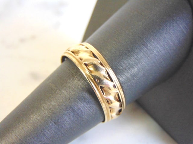 Vintage Estate 14K Yellow Gold Wedding Band Ring: A VINTAGE ESTATE 14K YELLOW GOLD WEDDING BAND THAT WEIGHS 3.1g. THE RING SIZE IS A 8, AND MEASURES 1/4" WIDE. STAMPED ON INSIDE 14k. HAS SOME PERSONALIZATION ON THE INSIDE BUT CAN BE EASILY REMOVED BY