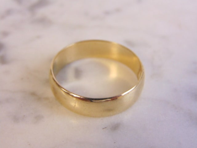 Mens Vintage Estate 14k Yellow Gold Wedding Band Ring: THIS ITEM IS A MENS VINTAGE 14K GOLD WEDDING BAND. THE SIZE OF THE RING IS A 11.5, AND WEIGHS 5.4g. THE WIDTH OF THE BAND IS 1/4". RING IS STAMPED 14K. ANY OTHER QUESTIONS PLEASE DO NOT HESITATE TO AS
