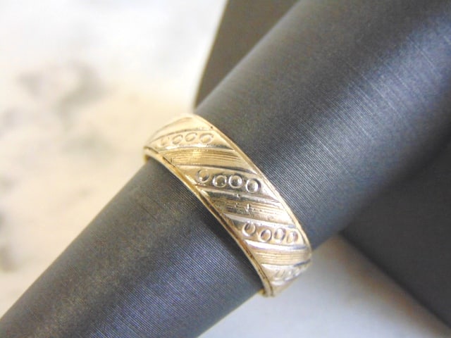Mens Vintage 10k Yellow & White Gold Wedding Band Ring: THIS ITEM IS A MENS VINTAGE 10K YELLOW AND WHITE GOLD WEDDING BAND. THE SIZE OF THE RING IS A 7.75, AND WEIGHS 4.6g. THE WIDTH OF THE BAND IS 1/4". RING IS STAMPED 10K. ANY OTHER QUESTIONS PLEASE DO N