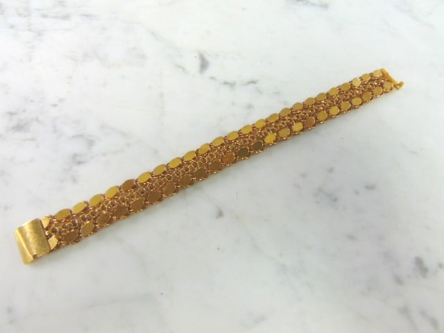 Womens Vintage Estate 22K Yellow Gold Bracelet: A WOMENS VINTAGE ESTATE 22K YELLOW GOLD BRACELET. THE TOTAL WEIGHT IS 34.8g, AND MEASURES 8" LONG BY 1/2" WIDE. BRACELET IS MARKED WITH WHAT APPEARS TO BE A MIDDLE EASTERN MARK ON THE CLASP. BRACELET 