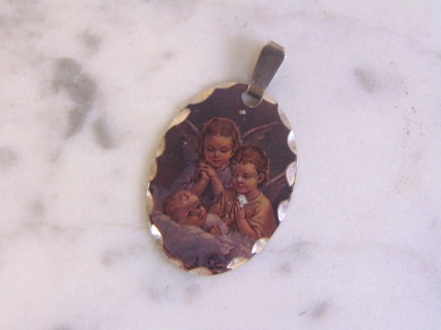 Vintage Estate Sterling Silver Religious Angels Pendant: FOR SALE IS THIS VINTAGE ESTATE .925 STERLING SILVER RELIGIOUS BABY JESUS AND ANGELS PENDANT. PENDANT WEIGHS 3.9g. THE PENDANT MEASURES 1 3/8" BY 3/4". MAKES A GREAT GIFT FOR THAT SOMEONE SPECIAL. IF 