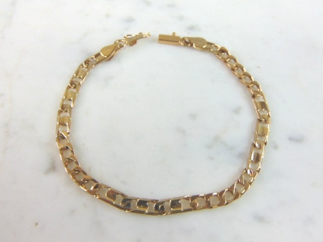 Vintage Estate 14K Gold Italian Chain Link Bracelet: A VINTAGE ESTATE 14K GOLD ITALIAN CHAIN LINK BRACELET . THE BRACELET MEASURES 7 3/8" LONG BY 3/16" WIDE AND WEIGHS 7.8g. WOULD MAKE A GREAT GIFT FOR THAT SPECIAL SOMEONE. ANY QUESTIONS PLEASE DO NOT H