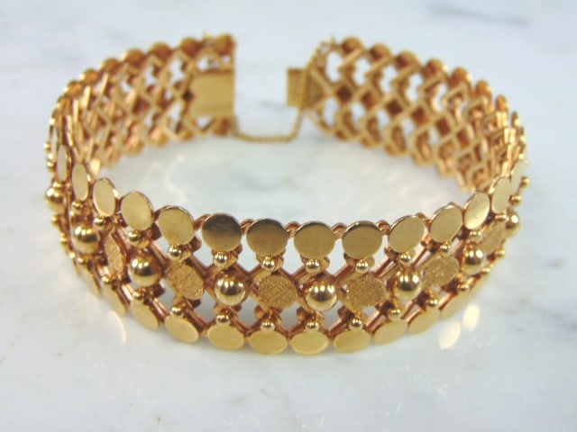Womens Elegant Vintage Estate 14K Yellow Gold Bracelet: AN ELEGANT WOMENS VINTAGE ESTATE 14K YELLOW GOLD BRACELET. THE BRACELET MEASURES 7" LONG FROM THE CLASP BY 3/4" WIDE, AND WEIGHS 57.4g. BRACELET IS NOT MARKED BUT IT HAS BEEN TESTED AND IS GUARANTEED 