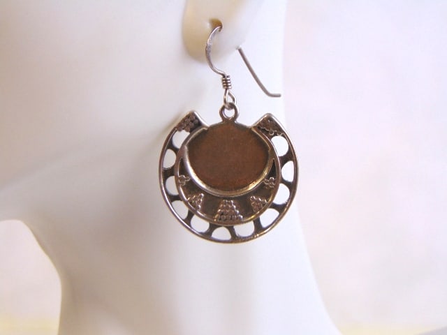 Pair of Vintage Estate Sterling Silver Dangle Earrings: FOR SALE IS THIS PAIR OF WOMEN'S VINTAGE ESTATE STERLING SILVER DANGLE EARRINGS. THE EARRINGS WEIGH 8.8g. THE EARRING MEASURES 1 1/2" IN LENGTH AND 1" IN WIDTH. MAKES A LOVELY GIFT FOR THAT SOMEONE SP
