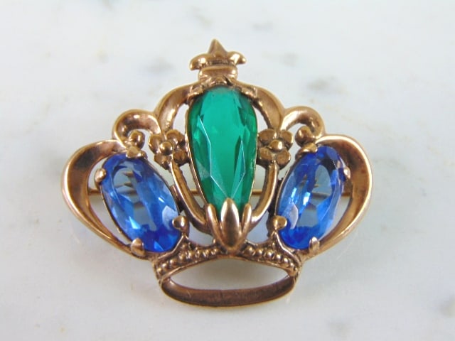 Womens Vintage Estate 10K Gold Crown Brooch: A WOMENS VINTAGE ESTATE 10K YELLOW GOLD CROWN BROOCH WITH MULTI STONES. THE PENDANT WEIGHS 11.3g, AND MEASURES 1 1/2" BY 1 3/8". MAKES A GREAT GIFT FOR THAT SOMEONE SPECIAL. IF ANY QUESTIONS, PLEASE A