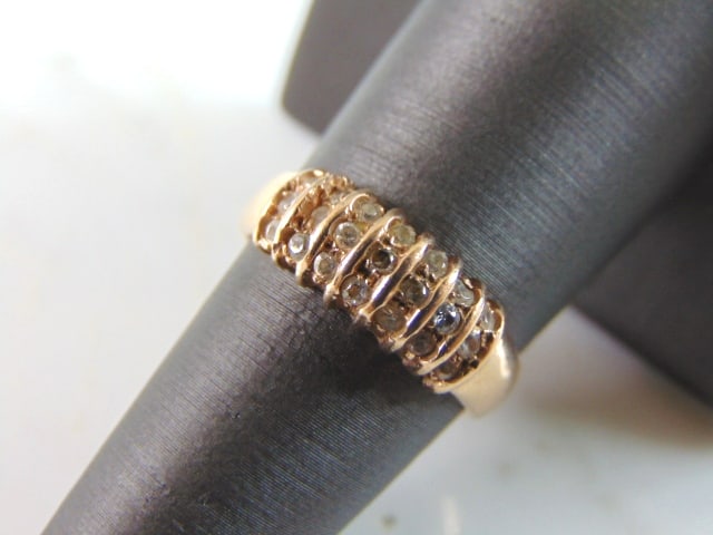 Womens Vintage Estate 14K Yellow Gold Ring: A WOMENS VINTAGE ESTATE 14K YELLOW GOLD RING. THE RING WEIGHS 4.6g, AND IS A SIZE 7.25. THE WIDTH OF THE RING IS 1/4". RING IS MARKED "585", WITH A HAMMER AND SICKLE WITH STAR. STONES ARE CZ. THIS MAK