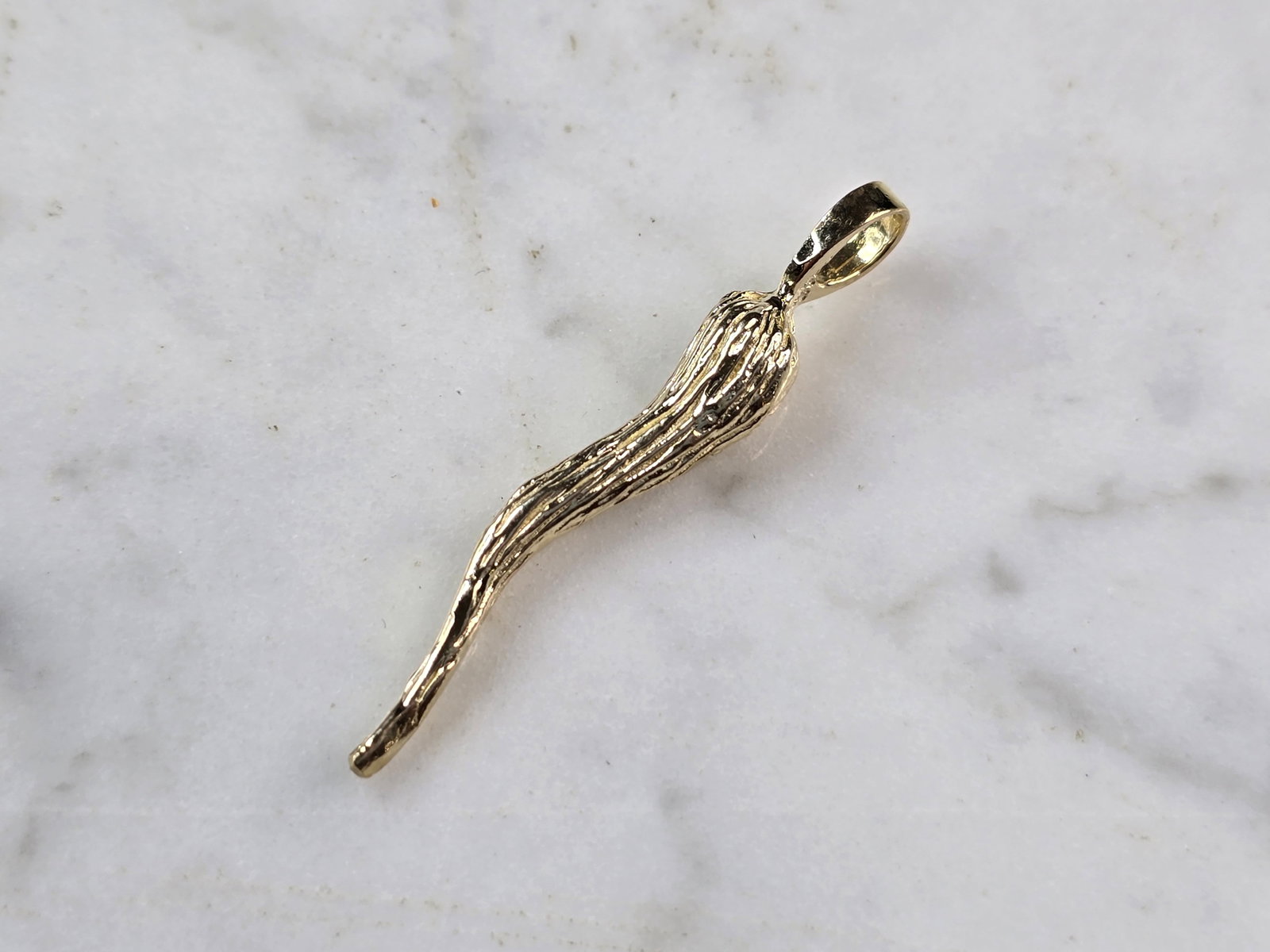 Mens 10k Yellow Gold Italian Horn Pendant: A MENS 10K YELLOW GOLD ITALIAN HORN PENDANT. PENDANT MEASURES 1 1/2" LONG BY 1/4" WIDE, AND WEIGHS 3.2g. WOULD MAKE A LOVELY GIFT FOR THAT SOMEONE SPECIAL. ANY QUESTIONS PLEASE ASK. BE SURE TO CHECK O